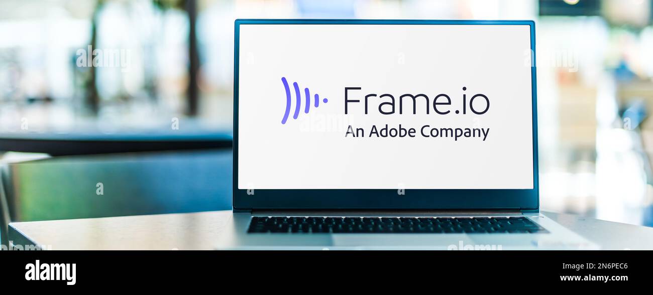 POZNAN, POL - 21 GIUGNO 2022: Computer portatile con logo Frame.io, una piattaforma di collaborazione video basata su cloud leader del settore Foto Stock