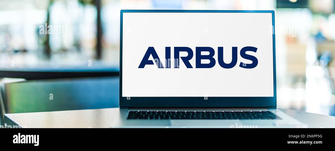 POZNAN, POL - 28 GIUGNO 2022: Computer portatile che visualizza il logo di Airbus, una multinazionale aerospaziale europea Foto Stock