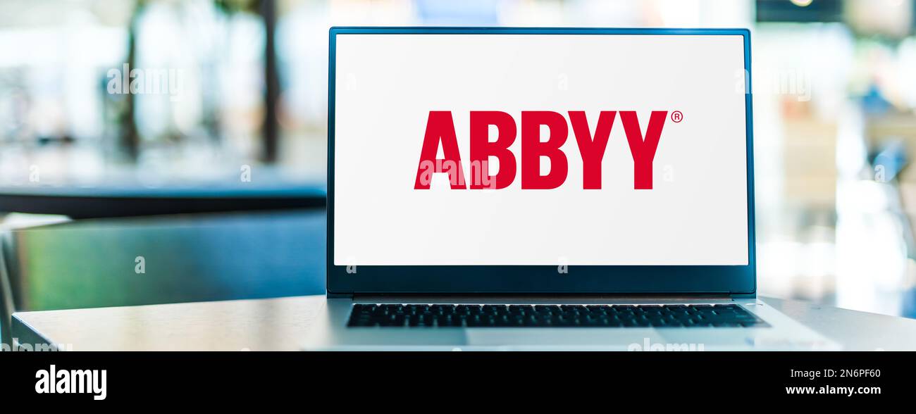 POZNAN, POL - 28 GIUGNO 2022: Computer portatile che visualizza il logo di ABBYY FineReader PDF, un'applicazione di riconoscimento ottico dei caratteri (OCR) sviluppata da A. Foto Stock