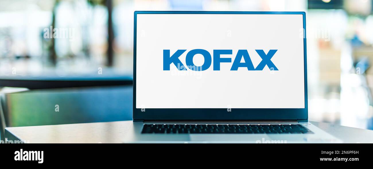 POZNAN, POL - 28 GIUGNO 2022: Computer portatile che visualizza il logo di Kofax Inc. Un fornitore di software di automazione intelligente Foto Stock