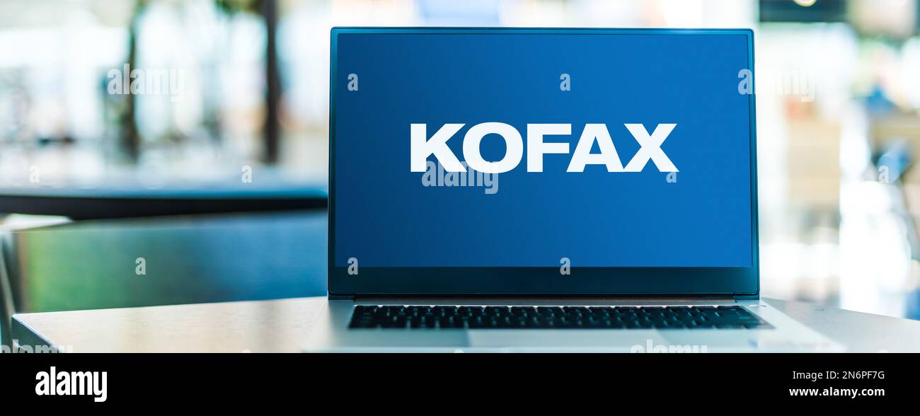 POZNAN, POL - 28 GIUGNO 2022: Computer portatile che visualizza il logo di Kofax Inc. Un fornitore di software di automazione intelligente Foto Stock
