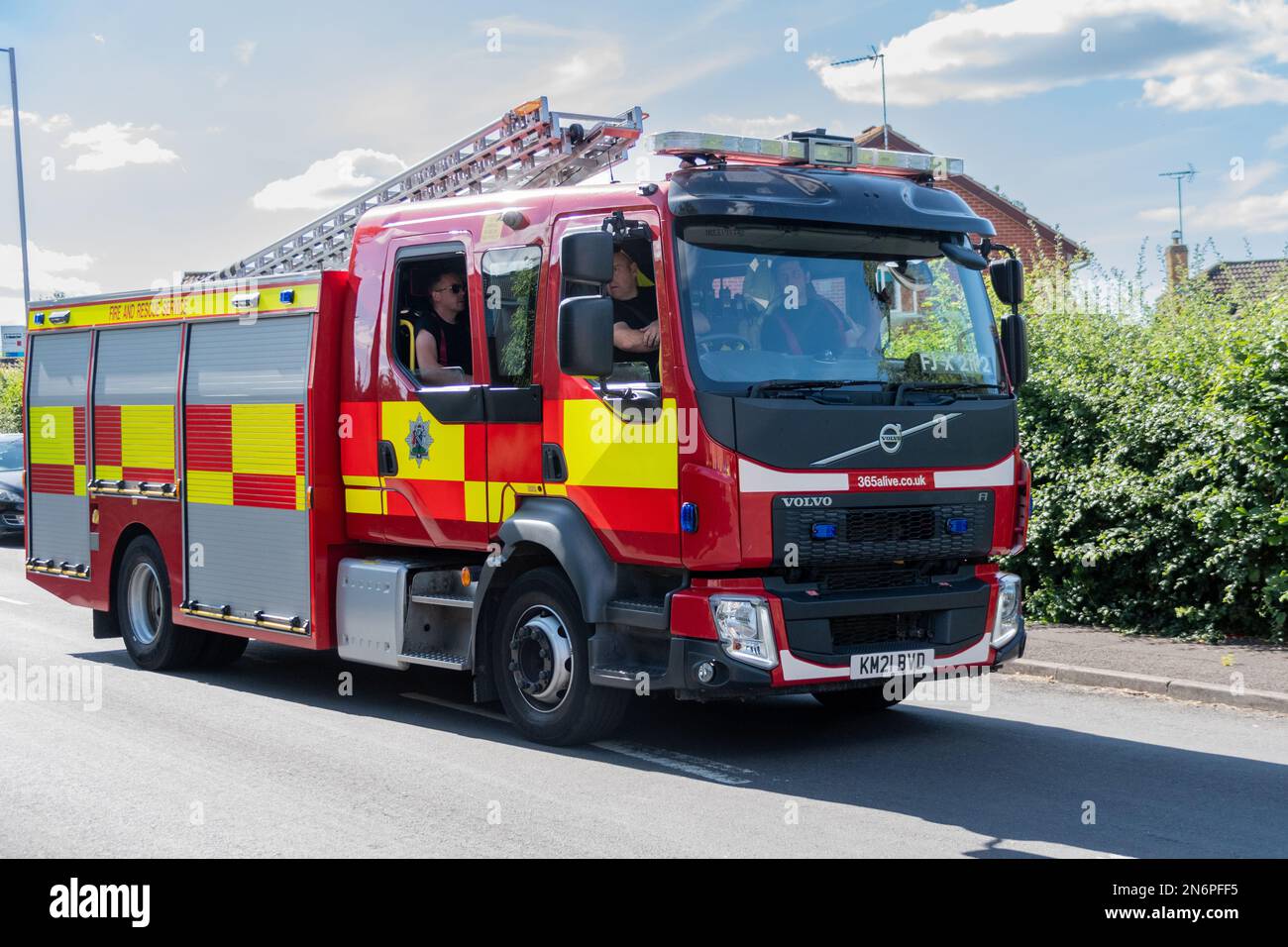 Un vigili del fuoco e un equipaggio di Dorset e Wiltshire vigili del fuoco in arrivo per assistere a un incendio a Swindon Foto Stock