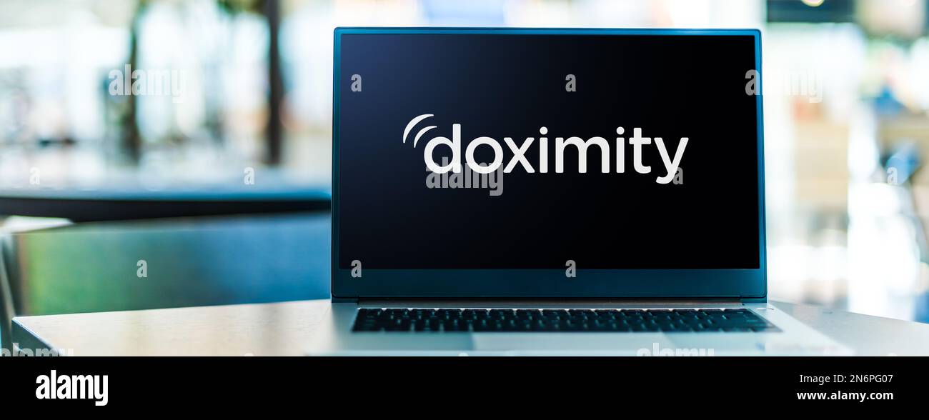 POZNAN, POL - 28 GIUGNO 2022: Computer portatile che visualizza il logo di Doximity, un servizio di networking online per i professionisti medici Foto Stock