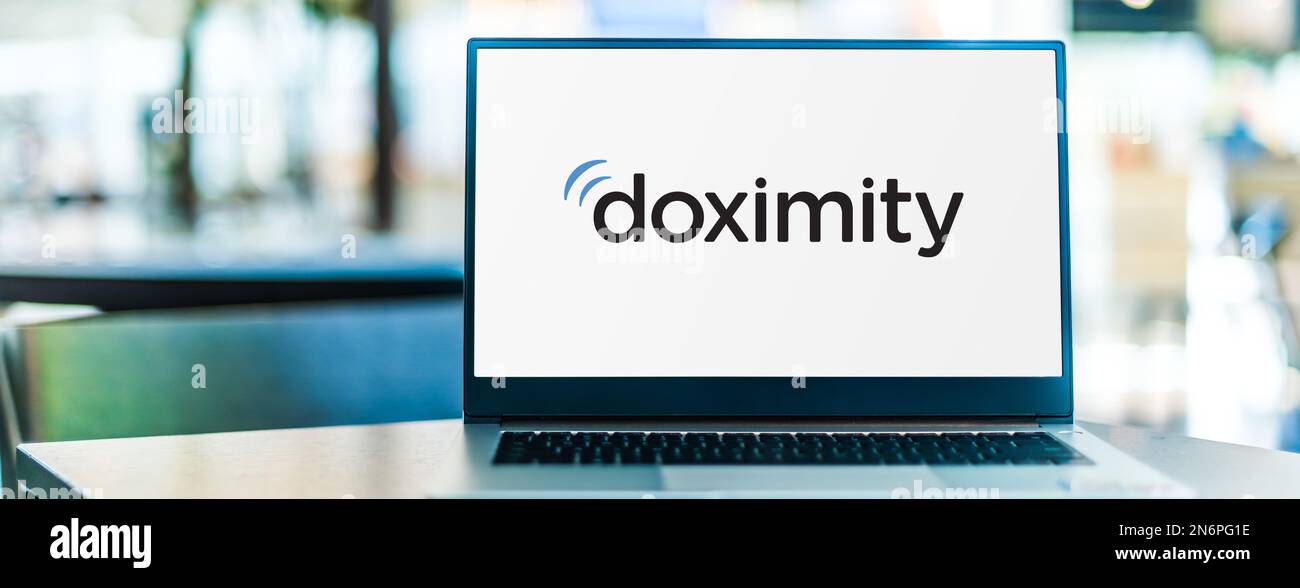 POZNAN, POL - 28 GIUGNO 2022: Computer portatile che visualizza il logo di Doximity, un servizio di networking online per i professionisti medici Foto Stock