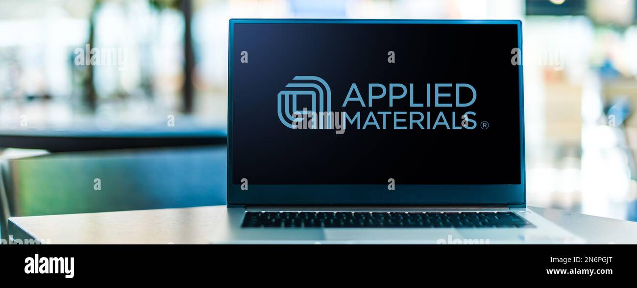 POZNAN, POL - 2 agosto 2022: Computer portatile che mostra il logo dei materiali applicati, una società americana che fornisce attrezzature, servizi e software Foto Stock