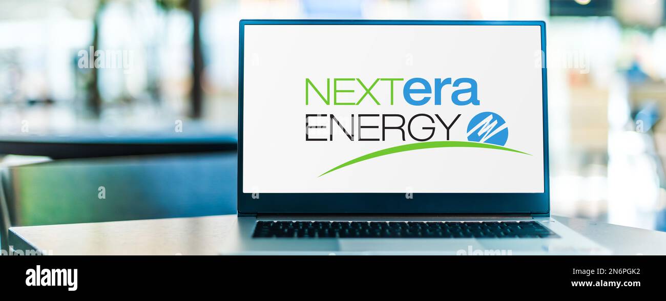 POZNAN, POL - 20 LUGLIO 2022: Computer portatile che visualizza il logo di NextEra Energy, una società americana di energia Foto Stock