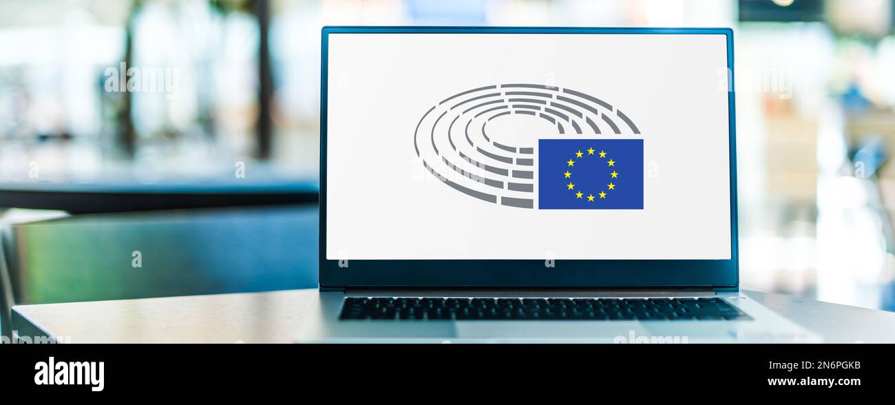 POZNAN, POL - 20 LUGLIO 2022: Computer portatile con logo del Parlamento europeo (PE), uno dei due organi legislativi dell'Unione europea e a. Foto Stock