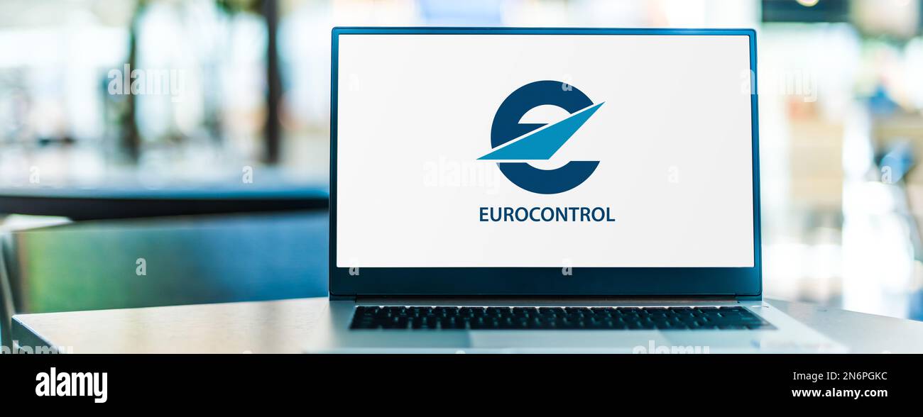 POZNAN, POL - 20 LUGLIO 2022: Computer portatile con il logo di Eurocontrol, l'Organizzazione europea per la sicurezza della navigazione aerea Foto Stock