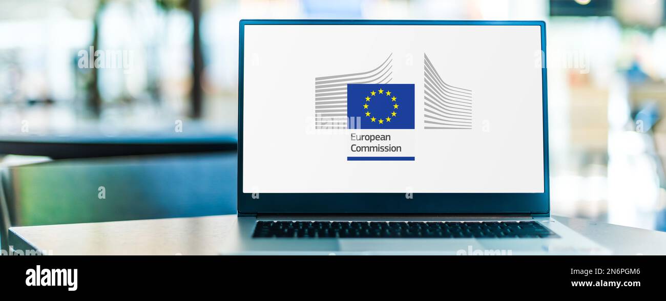 POZNAN, POL - 20 LUGLIO 2022: Computer portatile con il logo della Commissione europea, l'esecutivo dell'Unione europea, Foto Stock