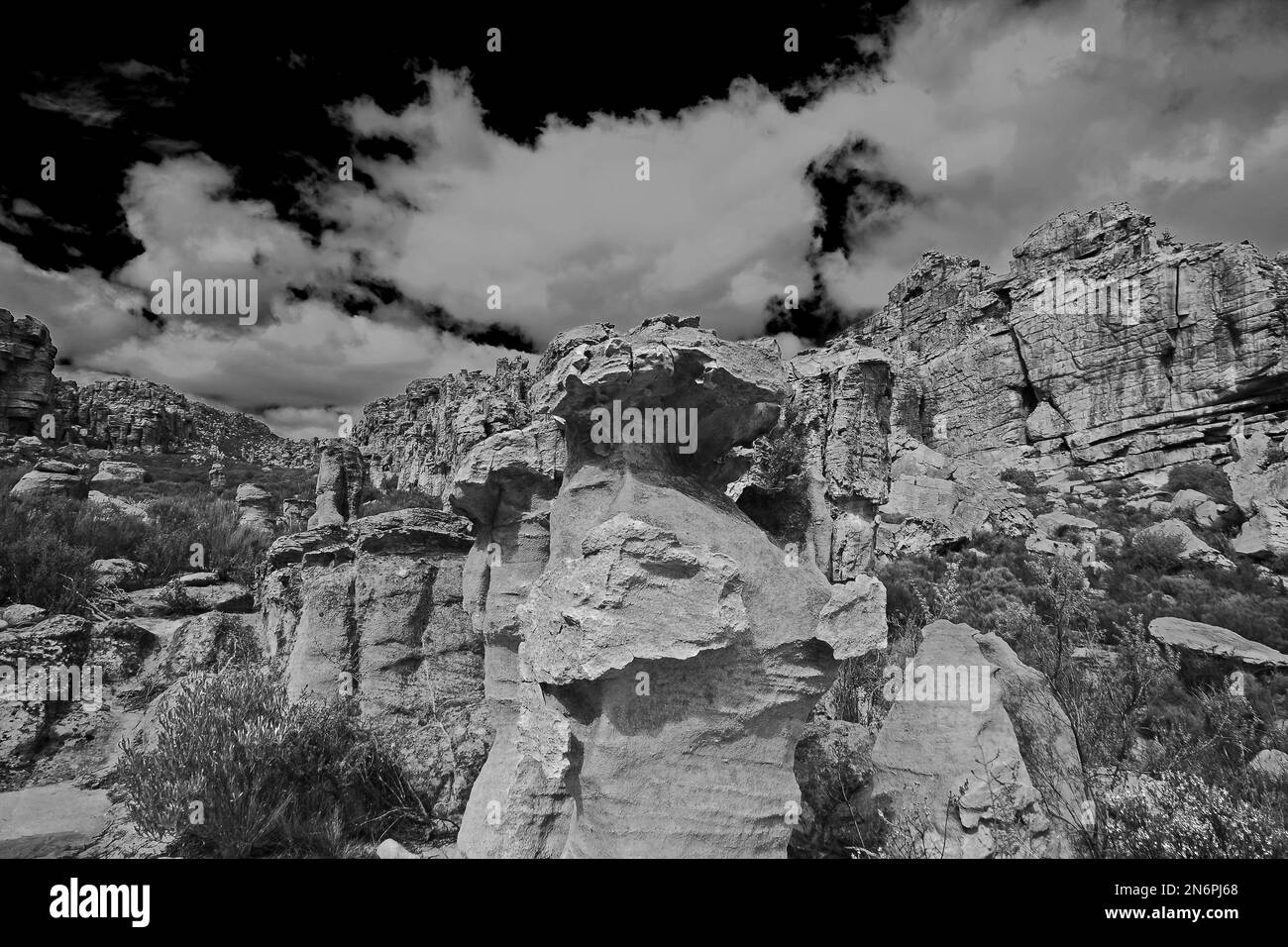 Un'immagine monocromatica di interessanti formazioni rocciose a Truitjieskraal nella zona di Cederberg Wilderniss, Capo Occidentale, Sud Africa Foto Stock