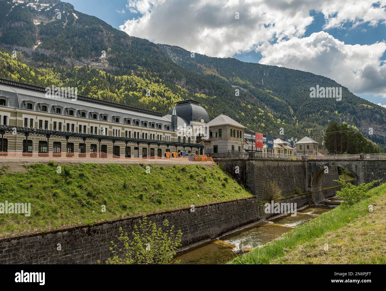 Vista della stazione ferroviaria di Canfranc nei Pirenei spagnoli Foto Stock
