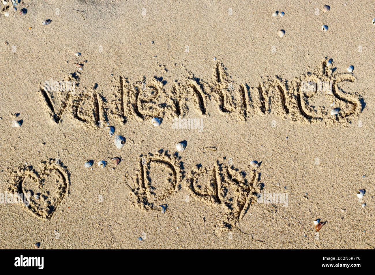 Buon San Valentino scritto sulla sabbia della spiaggia tropicale. Foto Stock