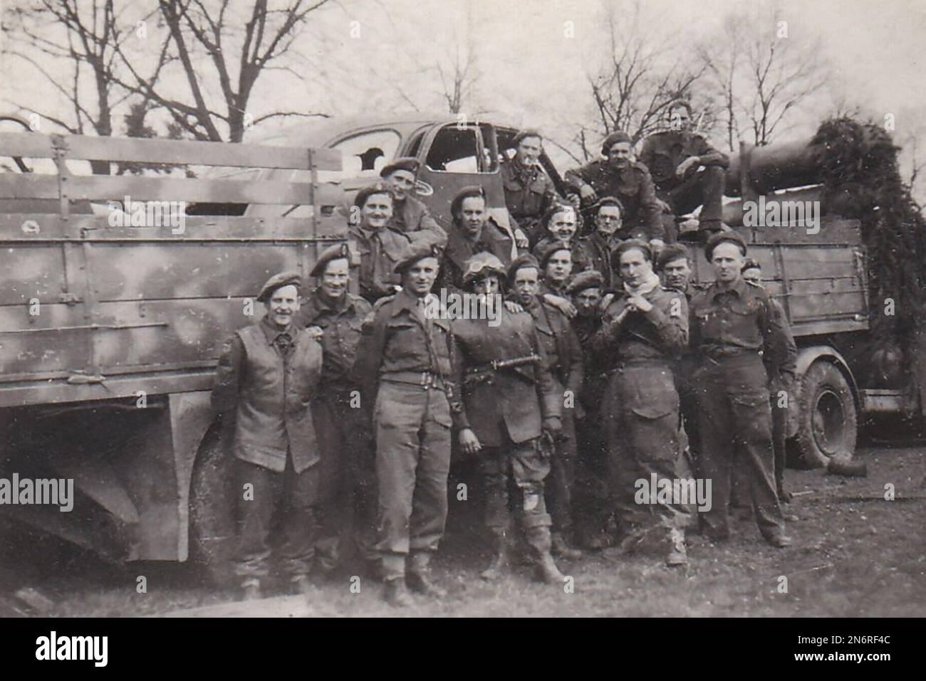 Uelan, Germania 1945, 11th truppe di divisione corazzate di fronte ad un trasportatore tedesco che era stato colpito da tifoni Foto Stock