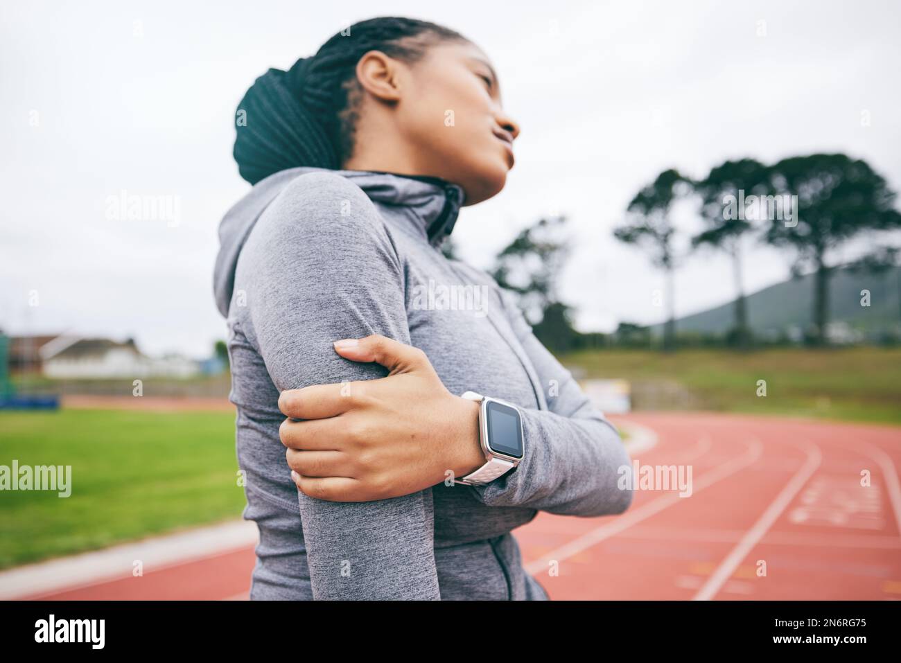 Donna nera, dolore alle braccia e lesioni dopo esercizio fisico,  allenamento o incidente di allenamento allo stadio. Sport invernali,  fitness e atleta femminile con fibromialgia Foto stock - Alamy