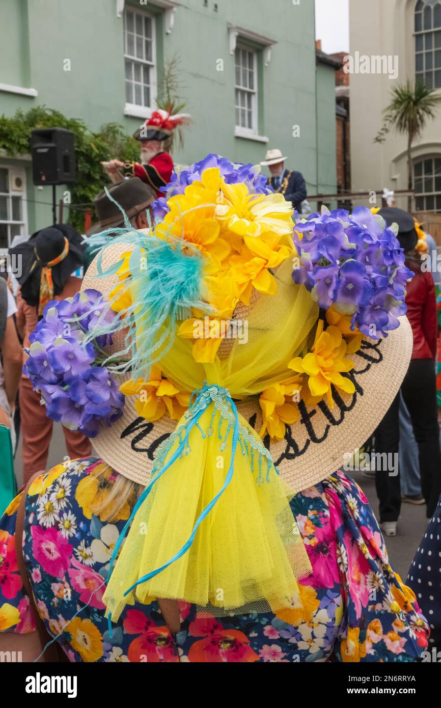 Inghilterra, Dorset, Bridport, l'annuale Festival del cappello di Bridport, cappelli pieni di colori Foto Stock