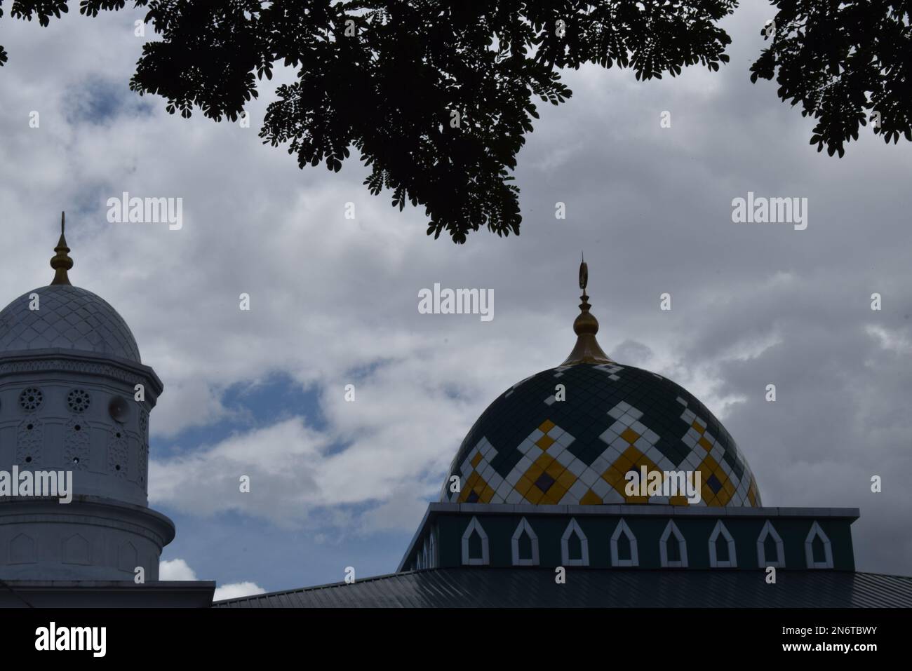 Moschea islamica e cielo blu, prospettiva della cupola della moschea e vista dall'angolo inferiore. Foto Stock