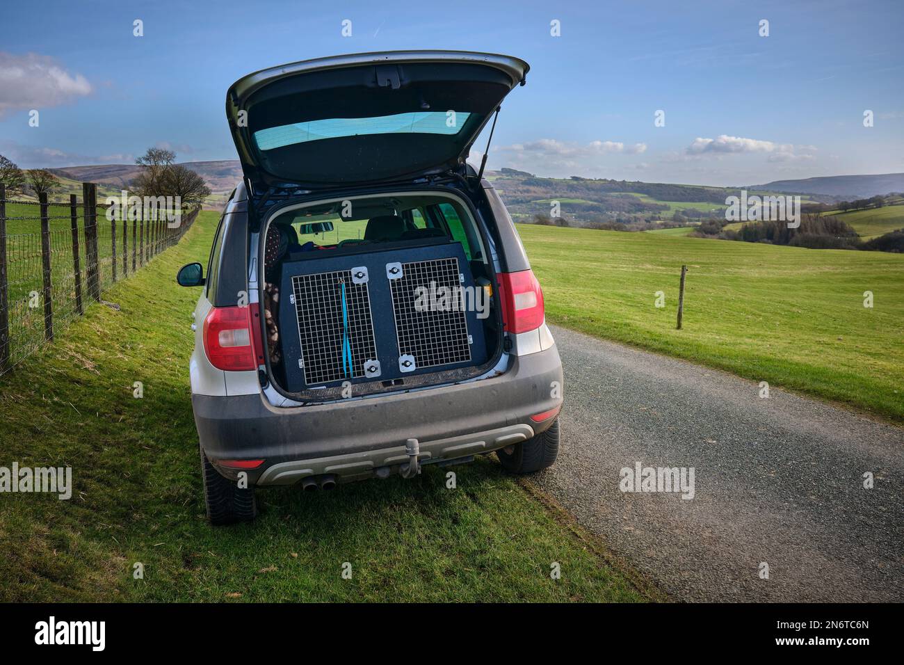 Gabbia per cani montata sul retro di una Skoda Yeti a Halton East Foto Stock