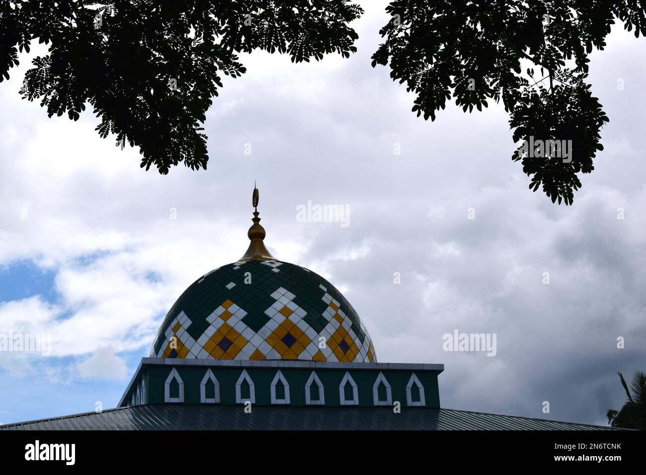 Moschea islamica e cielo blu, prospettiva della cupola della moschea e vista dall'angolo inferiore. Foto Stock