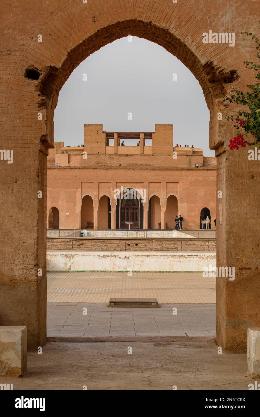 L'intricata architettura di Marrakech, Marocco, è un capolavoro di design e artigianato. Dai dettagli ornamentali degli edifici più rappresentativi della città Foto Stock
