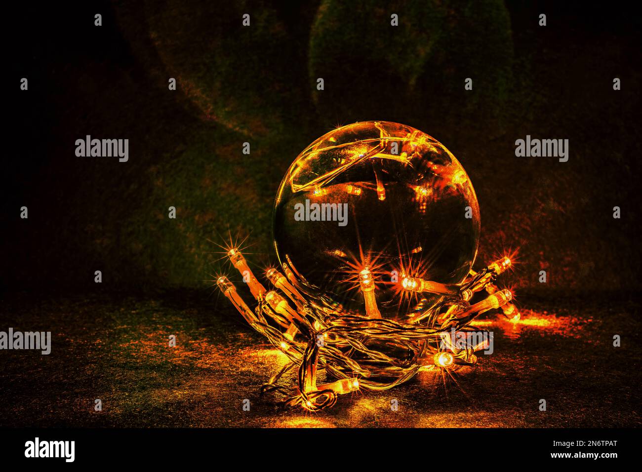 SFERA DI VETRO IN LUCE LED Foto Stock