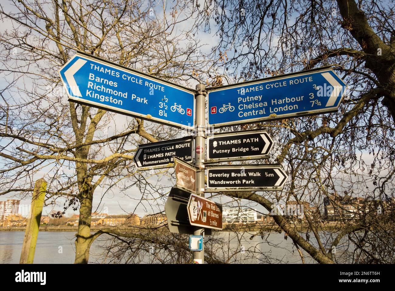 Segnaletica Thames Cycle Route sul Thames Path vicino Harrods Village a Barnes, sud-ovest di Londra, Inghilterra, Regno Unito Foto Stock