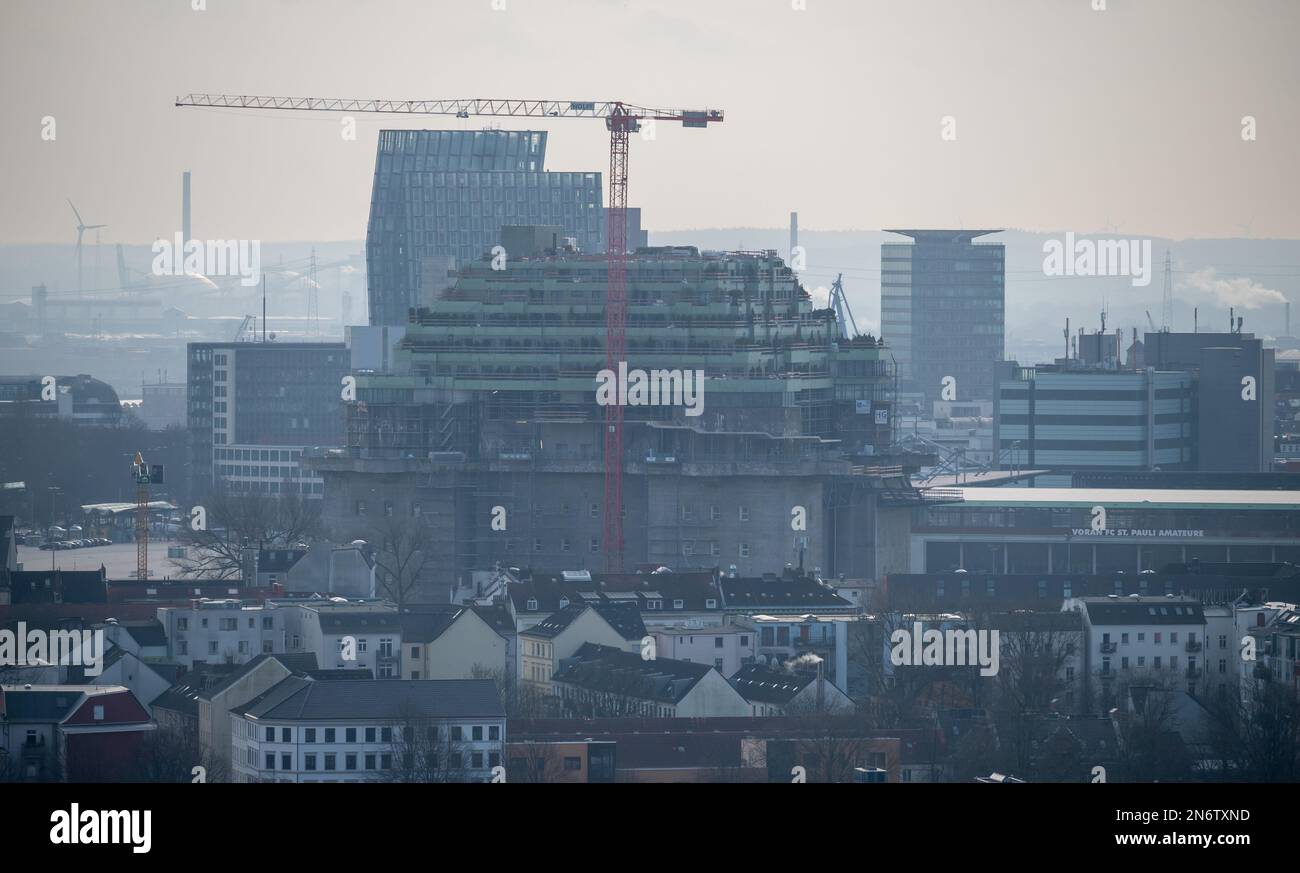 Più di 4000 alberi sono piantati in cima ad un bunker della guerra mondiale del 2 ad Amburgo, in Germania. Il 10th 2023 febbraio il progetto del tetto verde è ancora in fase di const Foto Stock