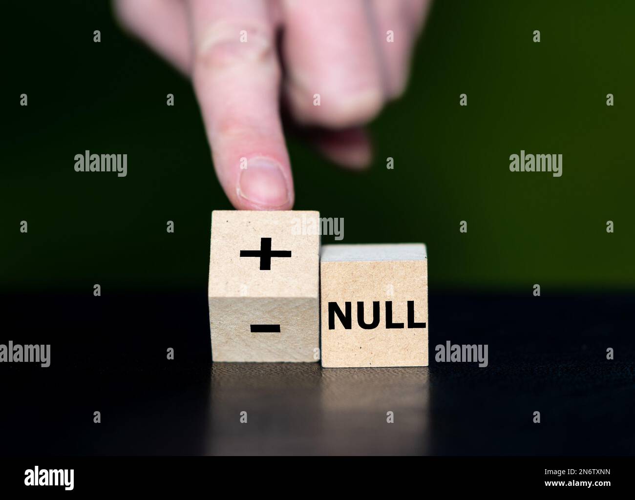 I cubi formano il detto tedesco 'più meno null' (più meno zero). Ciò significa che non avete alcun beneficio o alcun debito. Foto Stock