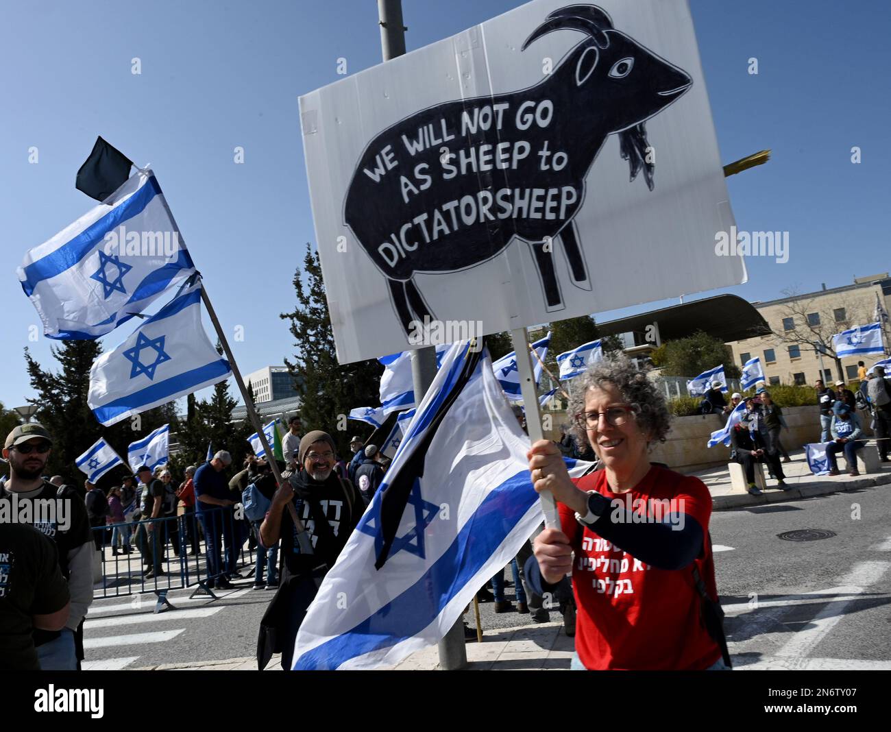 Gerusalemme, Israele. 10th Feb, 2023. I veterani dell'esercito israeliano portano la bandiera nazionale fuori dalla Corte Suprema alla conclusione di una marcia pro-democrazia di tre giorni, 31 miglia, per protestare contro la riforma giudiziaria del governo, a Gerusalemme, il 10 febbraio 2023. La marcia per salvare la democrazia è stata organizzata dall'unità Sayeret Matkal, l'unità più d'élite commando delle forze di difesa israeliane, che il primo ministro Benjamin Netanyahu ha servito. Foto di Debbie Hill/ Credit: UPI/Alamy Live News Foto Stock