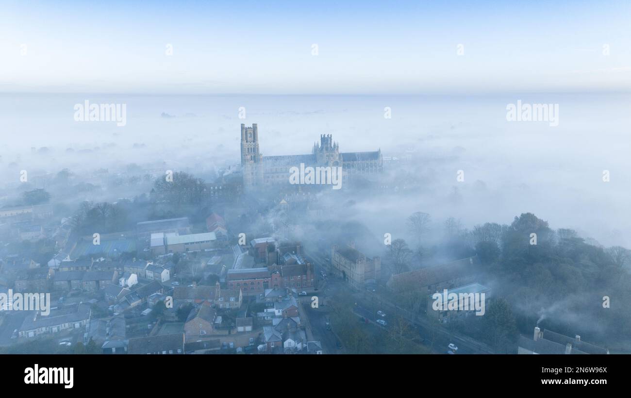 La foto del 6th febbraio mostra la Cattedrale Ely a Cambridgeshire, conosciuta come la nave delle Fene, avvolta nella nebbia il lunedì mattina. Majestic Ely Cat Foto Stock