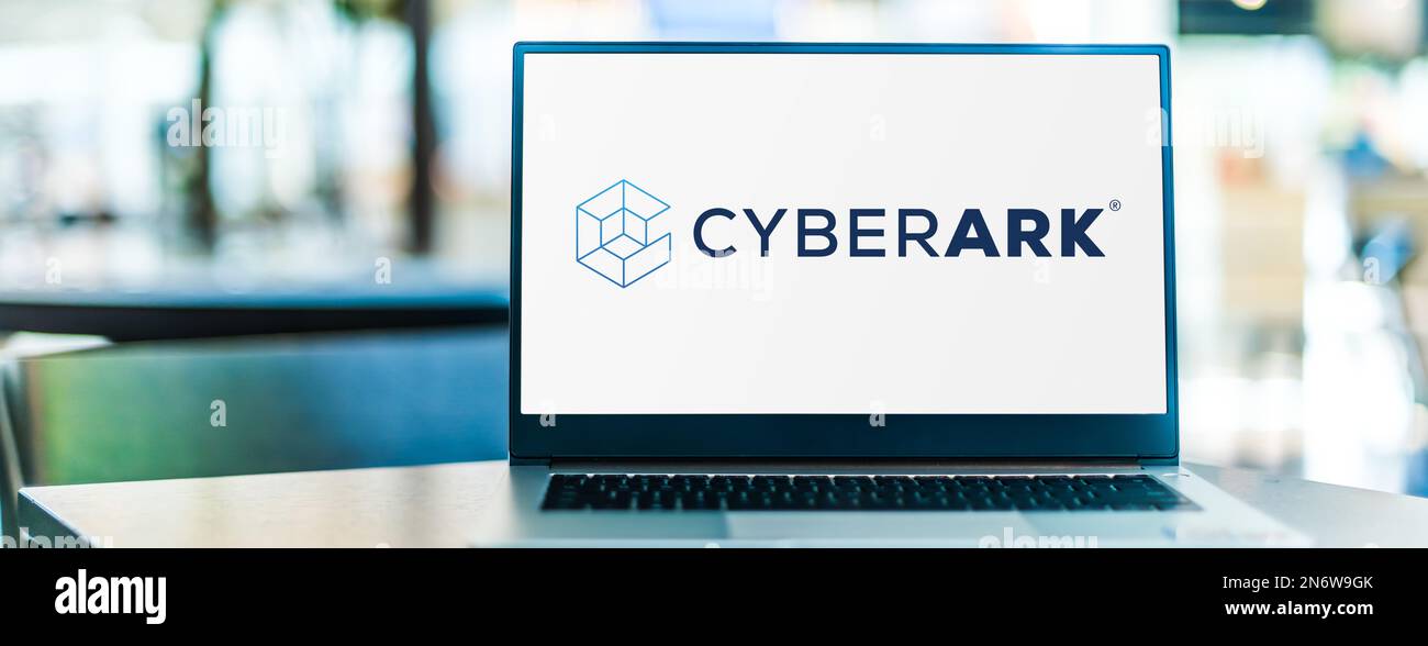 POZNAN, POL - DEC 28, 2022: Computer portatile che visualizza il logo di CyberArk, una società di sicurezza delle informazioni che offre la gestione delle identità. Foto Stock