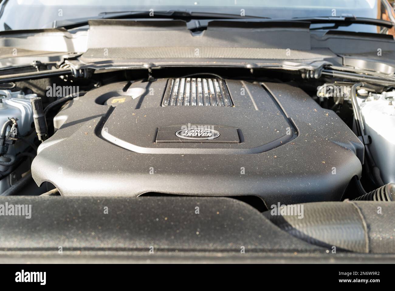 Il cofano Land Rover Discovery SUV aperto mostra il vano motore, il coperchio motore e i componenti elettronici associati. È possibile vedere il tappo del bocchettone di rifornimento dell'olio. Foto Stock