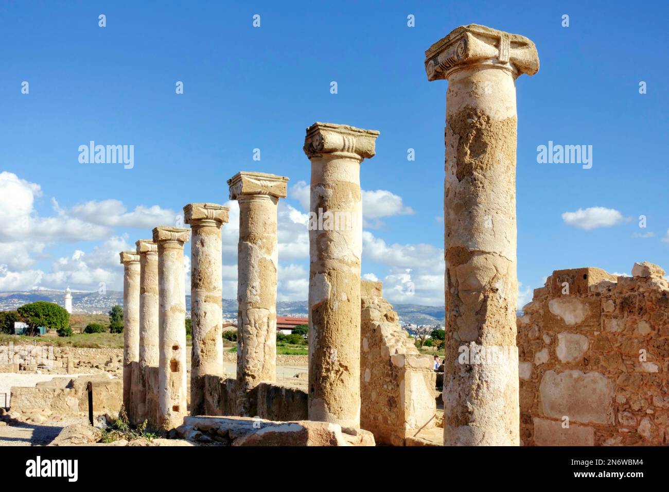 PAPHOS, CIPRO - Gennaio 29 2023: Colonne e strutture fanno parte delle antiche rovine romane nel Parco Archeologico di Paphos - Cipro. Al backgroun Foto Stock