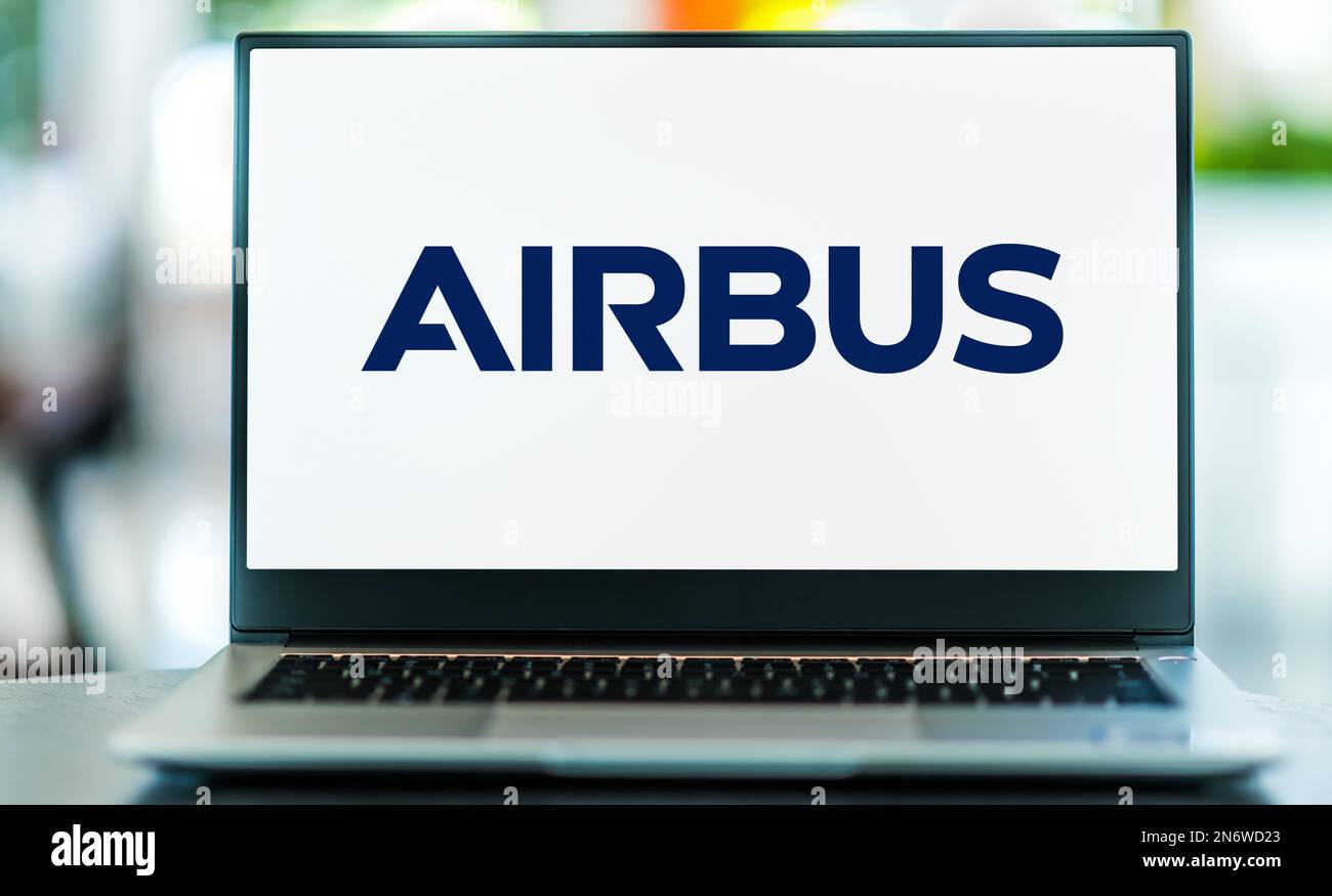 POZNAN, POL - 28 GIUGNO 2022: Computer portatile che visualizza il logo di Airbus, una multinazionale aerospaziale europea Foto Stock