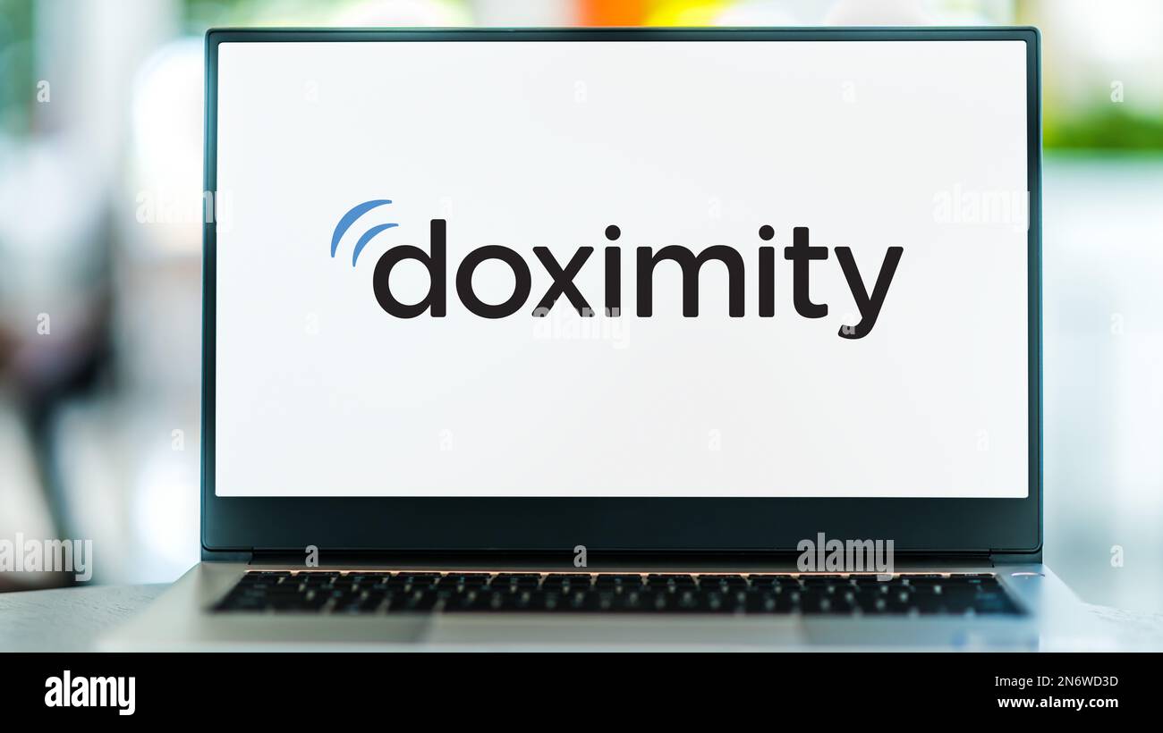 POZNAN, POL - 28 GIUGNO 2022: Computer portatile che visualizza il logo di Doximity, un servizio di networking online per i professionisti medici Foto Stock