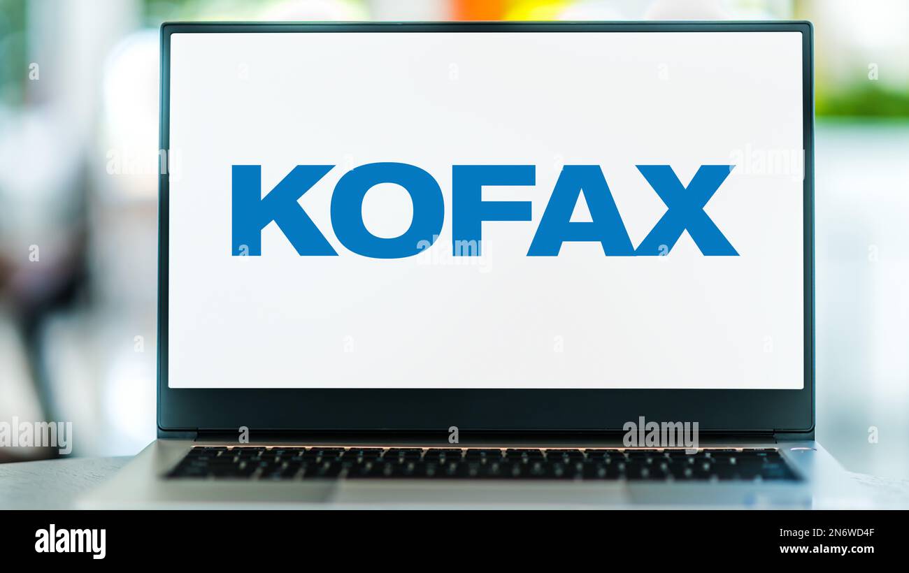POZNAN, POL - 28 GIUGNO 2022: Computer portatile che visualizza il logo di Kofax Inc. Un fornitore di software di automazione intelligente Foto Stock
