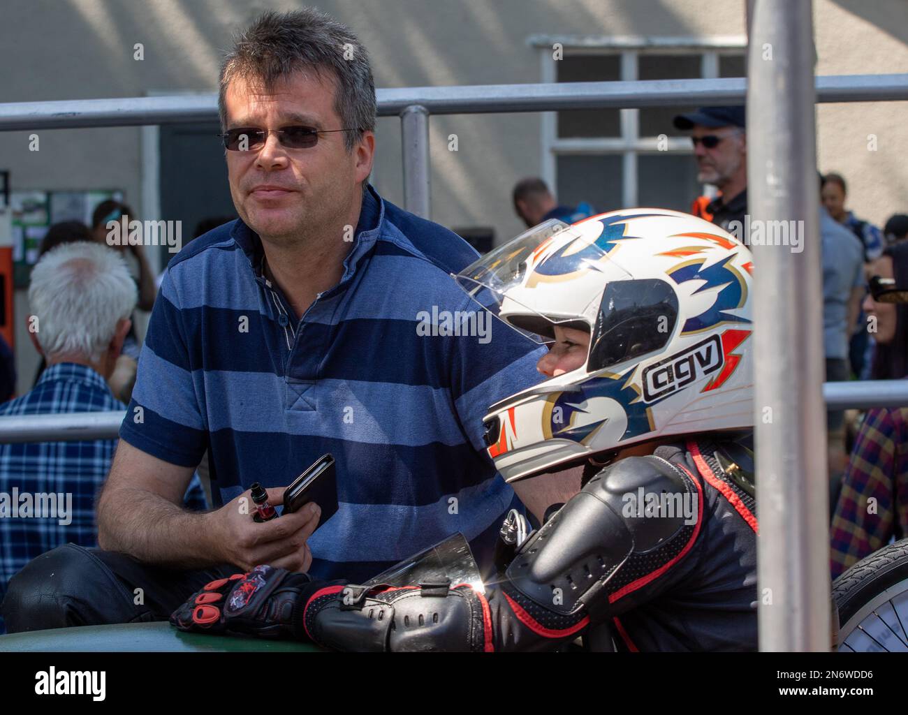 Una giornata libera di sole domenica fuori in una città mercato Suffolk guardare casa fatto veicoli non alimentati corsa in discesa Foto Stock