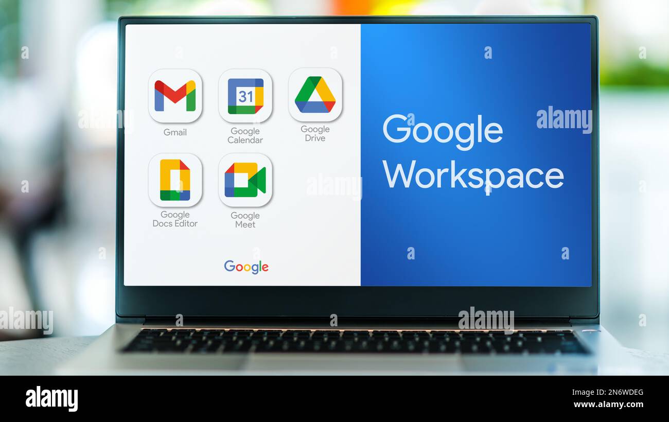 POZNAN, POL - 20 LUGLIO 2022: Computer portatile che visualizza il logo di Google Workspace, una raccolta di strumenti di cloud computing, produttività e collaborazione Foto Stock