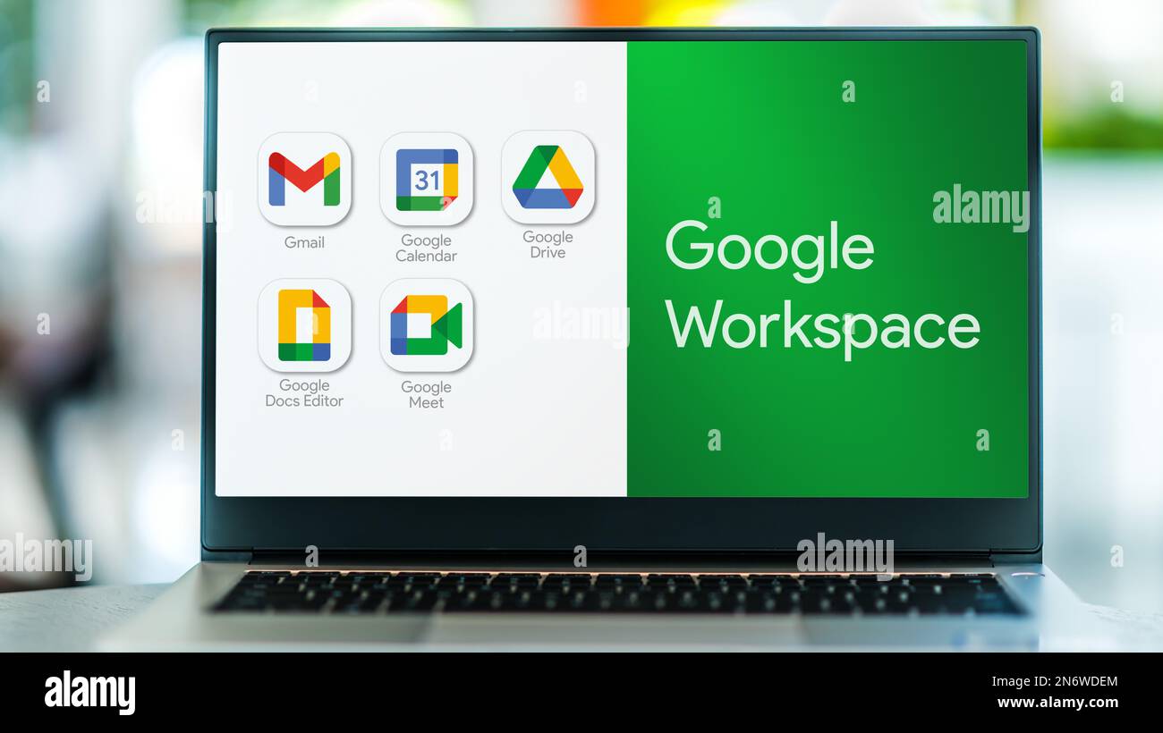 POZNAN, POL - 20 LUGLIO 2022: Computer portatile che visualizza il logo di Google Workspace, una raccolta di strumenti di cloud computing, produttività e collaborazione Foto Stock