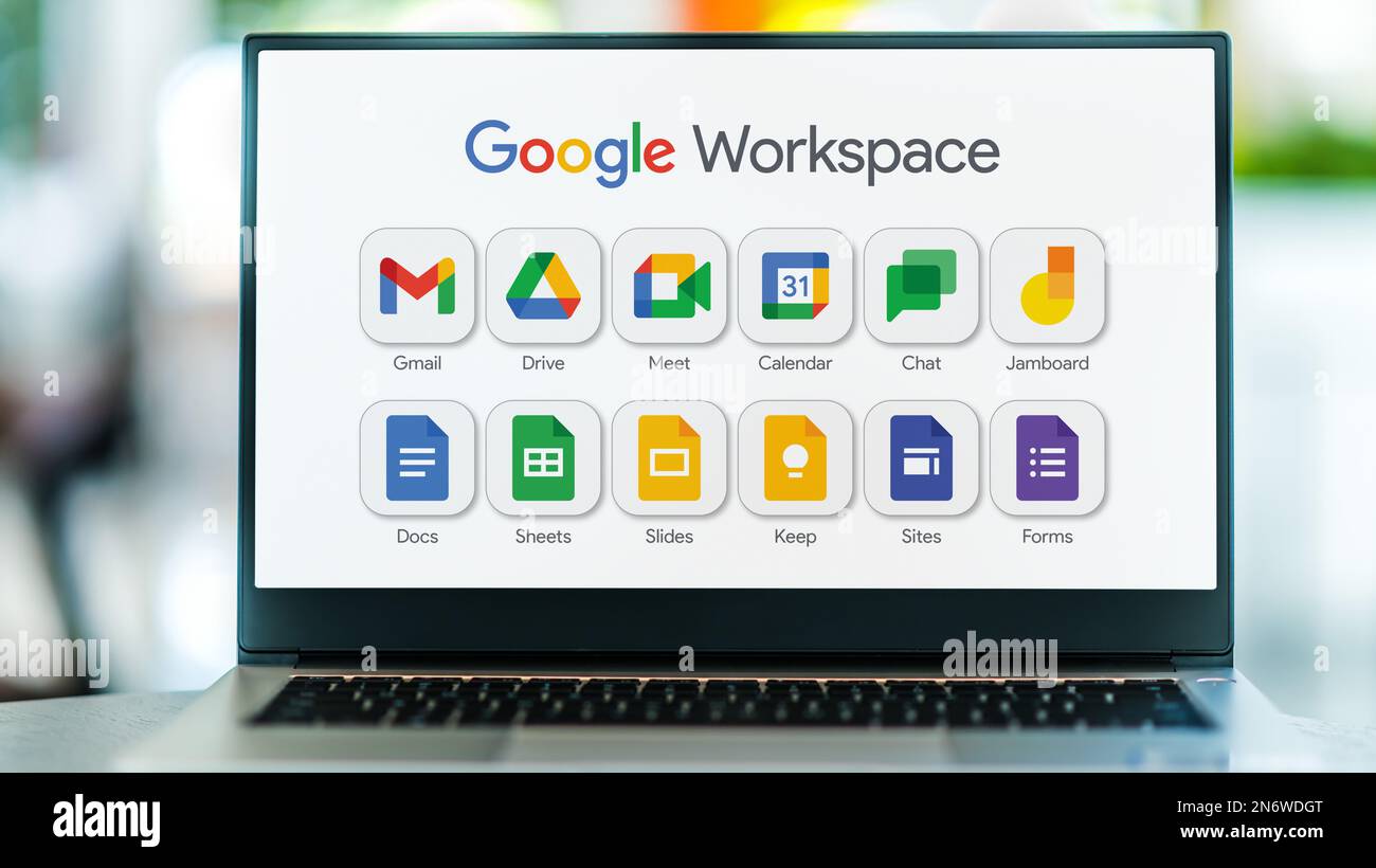 POZNAN, POL - 8 NOVEMBRE 2022: Computer portatile con Google Workspace, una raccolta di strumenti di cloud computing, produttività e collaborazione, software Foto Stock