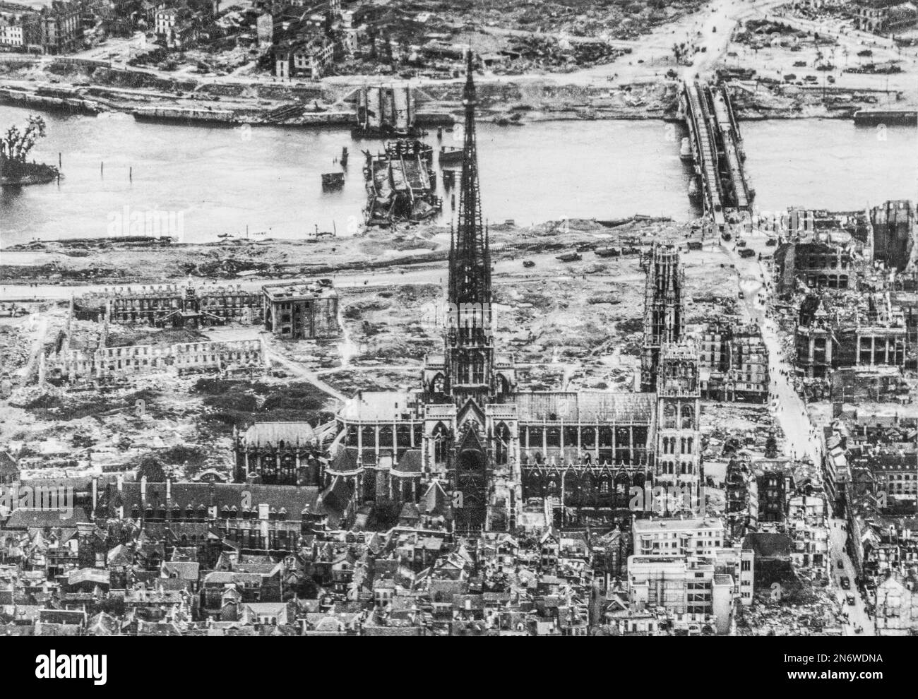 Cattedrale di Rouen, Francia, risalente al 1185 circa - una fotografia aerea di ricognizione scattata nell'aprile 1944 poco dopo gli sbarchi del D-Day e il pesante bombardamento alleato della città, che distrusse gran parte della città medievale e causò pesanti perdite civili. La cattedrale stessa aveva una stretta fuga dopo essere stata colpita da un certo numero di conchiglie. Foto Stock