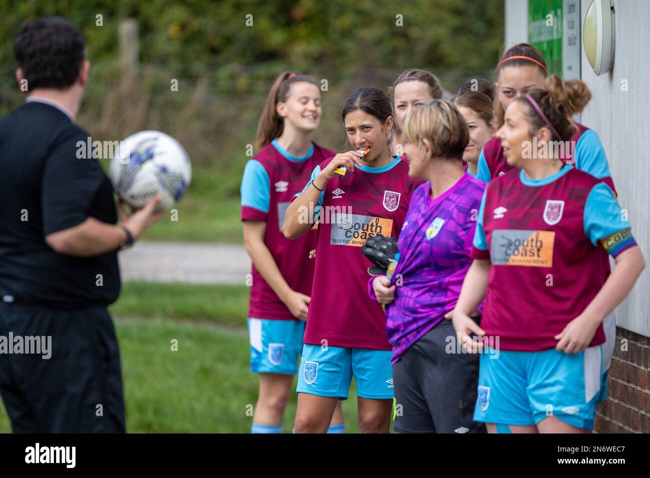 Poole, Regno Unito. 23 ottobre 2022. Il Weymouth FC si schiera durante la gara di fa Cup femminile tra Poole Town e Weymouth a Milborne St Andrew. Foto Stock