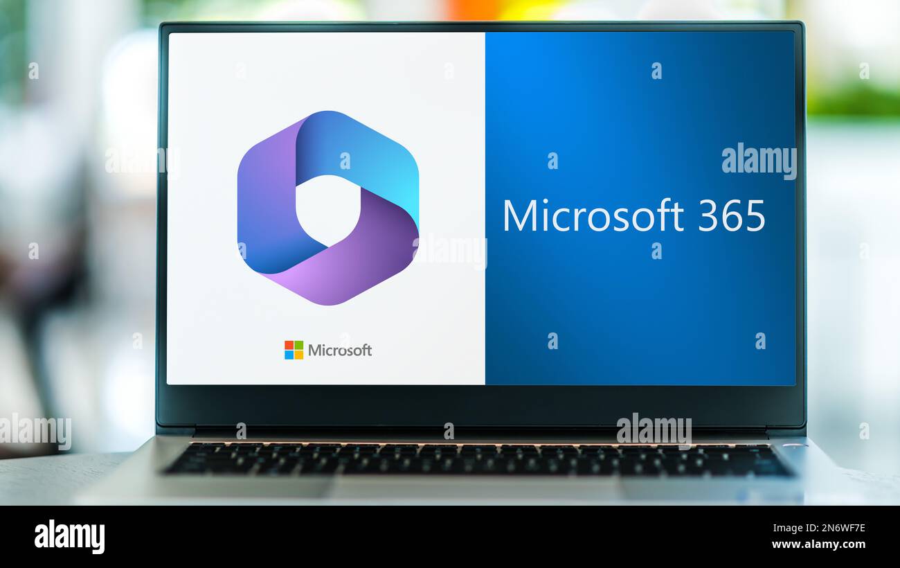 POZNAN, POL - 19 GENNAIO 2023: Computer portatile con logo Microsoft 365, una famiglia di prodotti di software per la produttività, collaborazione e cloud-based Foto Stock