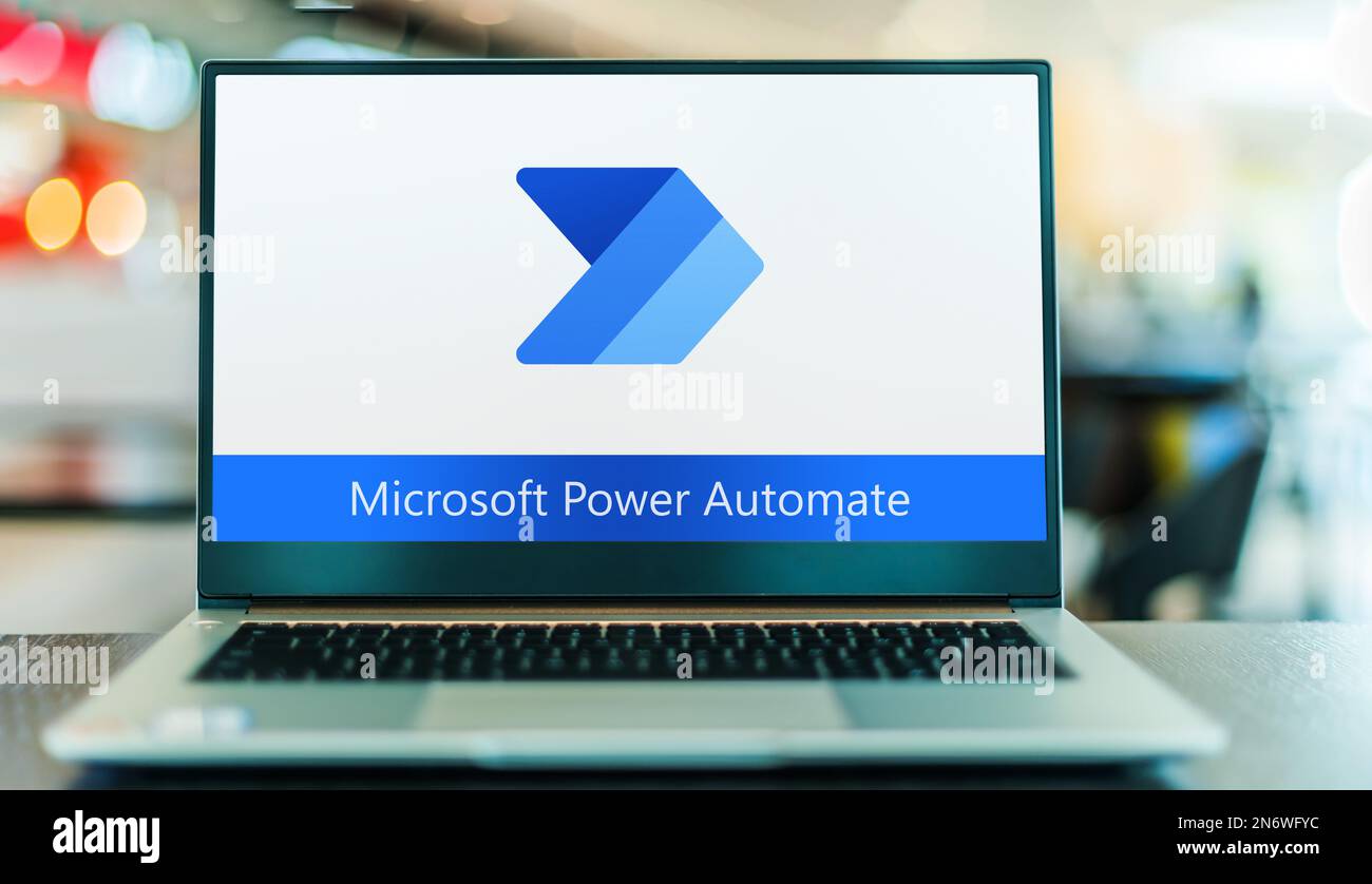 POZNAN, POL - 24 MAGGIO 2022: Computer portatile che visualizza il logo di Microsoft Power Automate Foto Stock