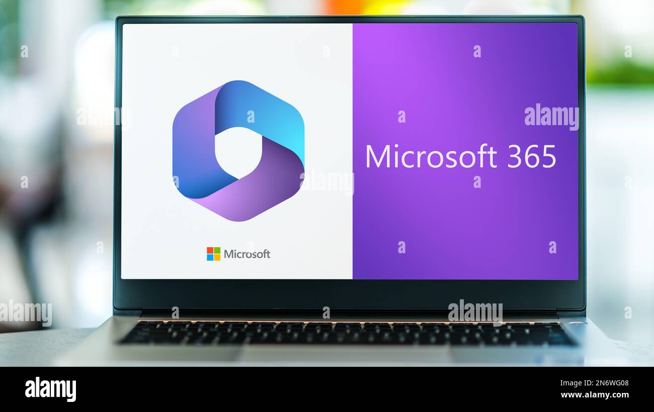 POZNAN, POL - 19 GENNAIO 2023: Computer portatile con logo Microsoft 365, una famiglia di prodotti di software per la produttività, collaborazione e cloud-based Foto Stock