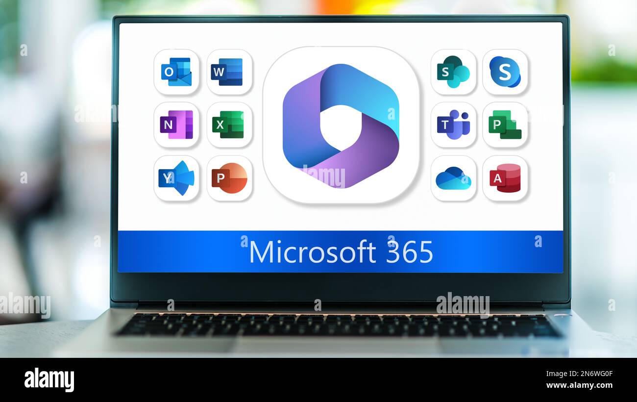 POZNAN, POL - 19 GENNAIO 2023: Computer portatile con logo Microsoft 365, una famiglia di prodotti di software per la produttività, collaborazione e cloud-base Foto Stock