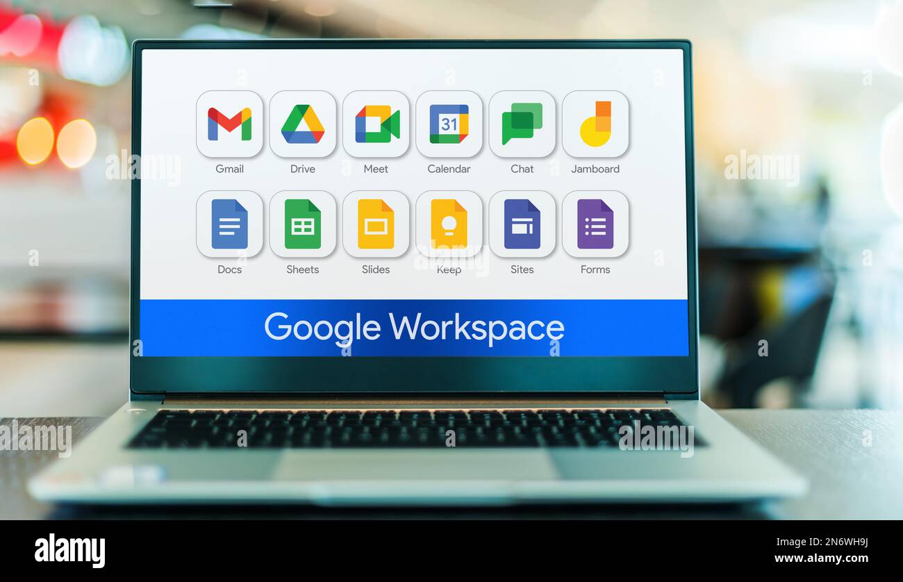 POZNAN, POL - 8 NOVEMBRE 2022: Computer portatile con Google Workspace, una raccolta di strumenti di cloud computing, produttività e collaborazione, software Foto Stock
