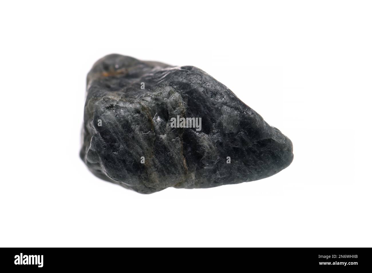 Primo piano naturale grezzo pietra di zaffiro nera non tagliata su sfondo bianco Foto Stock