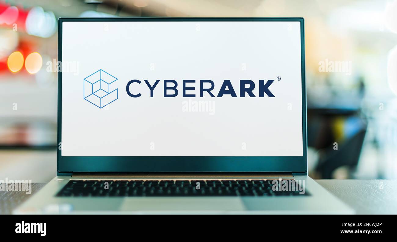 POZNAN, POL - DEC 28, 2022: Computer portatile che visualizza il logo di CyberArk, una società di sicurezza delle informazioni che offre la gestione delle identità. Foto Stock