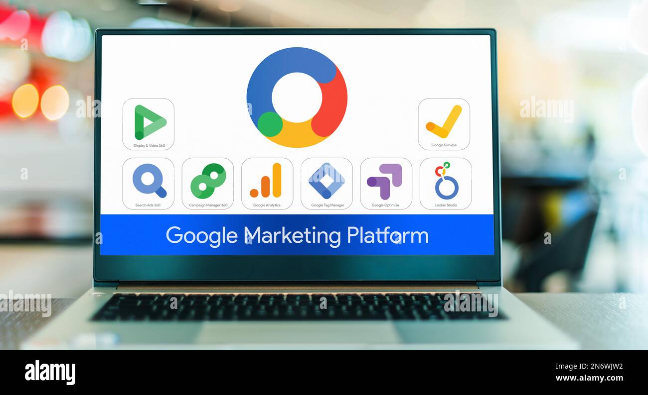 POZNAN, POL - DEC 28, 2022: Computer portatile che visualizza i loghi di Google Marketing Platform, un web analytics servizi offerti da Google che tiene traccia e. Foto Stock