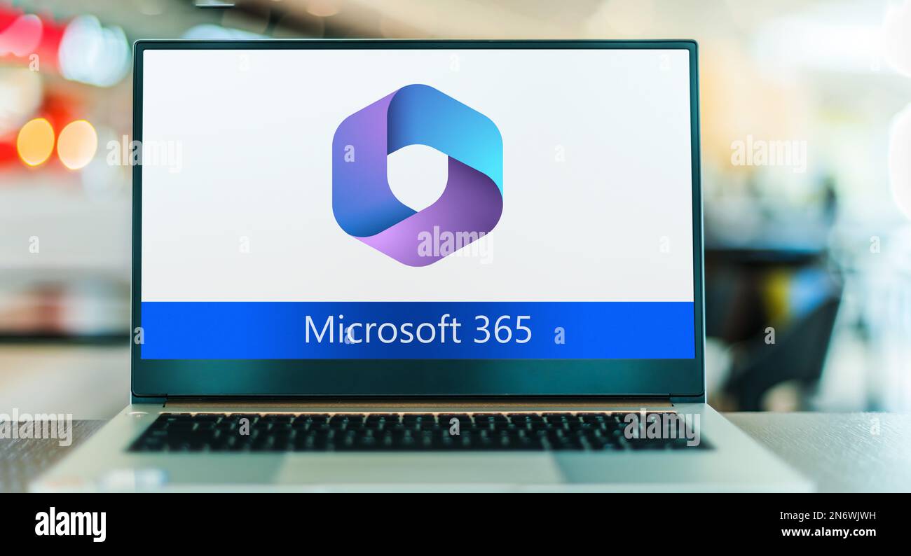 POZNAN, POL - 19 GENNAIO 2023: Computer portatile con logo Microsoft 365, una famiglia di prodotti di software per la produttività, collaborazione e cloud-based Foto Stock
